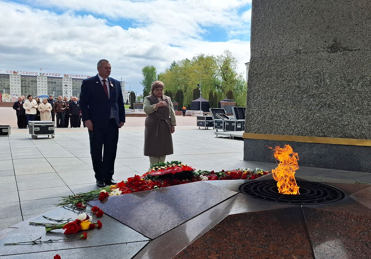 Председатель Госстандарта Елена Моргунова возложила венок и цветы к мемориальному комплексу «Три штыка» в г. Витебске